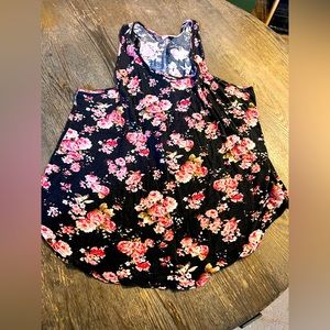 Beautiful tank with large bow detail on back